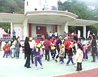 介壽校慶運動大會昨日登場,校方安排附幼班小朋友與家長們以親子活動、帶動唱暖場,現場氣氛溫馨熱鬧。(圖/文:曹重偉)