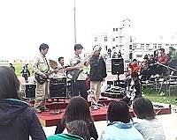 由北市建中熱音社帶來的精采表演,吸引許多地區青年學子駐足聆聽,對他們與我們而言,都是一次新鮮的經驗。(圖/文:曹重偉)