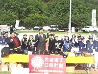 　中華職棒回饋列車開抵馬祖，由球員黃甘霖贈送地區球衣球具，立法院「棒球四金釵」也跨海相挺。（圖／文：曹重偉）