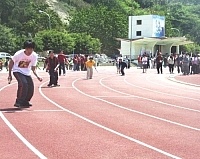 　介壽校慶運動會昨天賽程以接力賽為主，各班都是精銳盡出、選手們蓄勢待發。（圖／文：曹重偉）