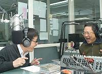 　馬祖電台首度推出馬祖在地的常態性ＬＩＶＥ節目「馬祖早報」，「毒舌派」主持人朱復轟、邱新福在節目中，以戲謔諷刺的方式「左批右打」。（圖／文：張登傑）