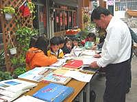 小朋友們藉由圖片看到熟悉的人物,不自覺得發出連連驚喜聲。(圖/文:林冰芳)