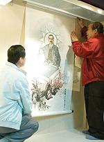 　國父紀念館工作人員高立範、黃中儒先行來馬進行「藝術與心靈之美巡迴展」展覽佈置工作。（圖／文：張登傑）