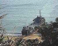 補給艦搶灘馬祖裁軍。（圖與文：陳鵬雄）