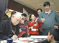 　書法藝術家李奇茂在「藝術心靈之美巡迴展」開幕典禮現場揮毫。（圖／文：張登傑）