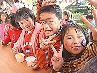 　中正國小慶祝兒童節舉辦了一系列的慶祝活動，圖中小朋友正在進行闖關活動。（圖／文：張登傑）
