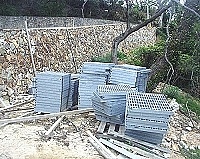 　地區治安良好，在台灣本島就像現金一樣的金屬建材，地區業者卻毫無顧忌到處置放。（圖／文：曹重偉）