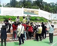 　害怕看不見活動主持人，很多家長乾脆把孩子扛在肩上舉手搶答，不過題目很簡單，大家都「樂透」。（圖／文：曹重偉）