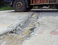 　清馬道接近馬港村口路段因回填不實發生塌陷，加上該處大型工程車輛往來頻繁，使塌陷情況愈顯嚴重。（圖／文：曹重偉）