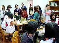 　南竿鄉社區營造中心及衛生局長期照護管理示範中心在介壽村老人活動中心，免費為中老年人測量血壓，民眾參與踴躍。（圖／文：張登傑）