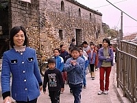 仁愛國小舉辦家鄉守護活動,劉羽茵身後這些小朋友,都將成為馬祖年紀最小的文化解說員。(圖/文:張登傑)