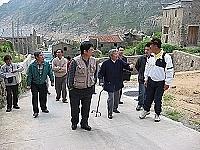 　東莒走透透，曹原彰、張振乾在地方民代陪同下，利用半日時間走遍東莒各個角落，所想的、所談的都離不開觀光及建設。（圖／文：林冰芳）