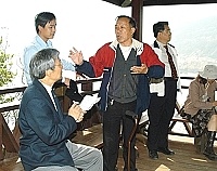 　立法委員曹原彰與交通部觀光參訪小組前往官帽山聽取鐵板社區民眾的意見。（圖／文：張登傑）