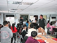 政府出版品巡迴展北竿登場,鄉長王朝生到場欣賞,並向小朋友推荐許多好書。(圖:連江縣政府提供)