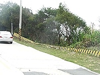 　珠螺軍人紀念公園對面彎道路邊發生塌陷，原水泥護欄竟下陷至與路面同高，駕駛人需特別注意。（圖／文：曹重偉）