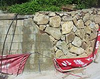 　仁愛村入村道路石材擋土牆只做到村口，未能有整體感讓鄉親甚感可惜，廠商也表示莫可奈何。（圖／文：曹重偉）