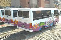 　馬祖民俗文物館規劃有南竿景點唯一的大客車停車位子，讓前來觀光的乘客上下方便快速、安全有保障。（圖／文：張登傑）
