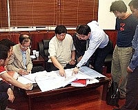 　福建省建築師工會兩位建築師來馬協助清水住宅申請變更建造審查作業，縣長陳雪生前往關心，並透過藍圖了解住宅概況。（圖／文：曹重偉）