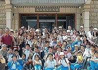 　北竿板里國小在校長曹志忠以及家長會長謝承春的帶領下，四十四位小小嬌客昨日來南竿春季遠足走透透，暢遊南竿四大新景點。（圖／文：張登傑）