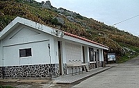 　東引燈塔公廁，最近將重新進行整修，並趕在百年慶活動展開前能夠使用。（圖／文：陳其敏）