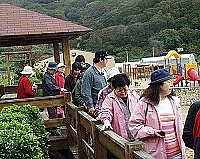 　縣長陳雪生現地瞭解板里沙灘開發案，巧遇觀光客，藉此機會宣傳馬祖旅遊。（圖／文：陳鵬雄）