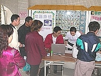 衛生局首度跨海為旅台鄉親做健檢,圖為土城區頂埔活動中心受檢情況。(圖:衛生局提供)
