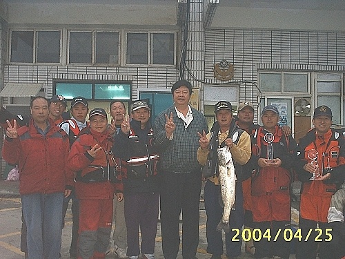 馬祖磯釣協會九三年春季磯釣大賽在大坵舉行,圖為縣長與釣友在福澳碼頭合影。(圖:馬祖磯釣協會曹祥官提供)