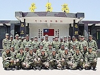 司令陸中將日前在政戰主任劉將軍等幕僚幹部陪同下,親蒞亮島、高登視導戰備整備暨慰問,並親切地與島上弟兄合影留念。【圖/文 蘇晉正】
