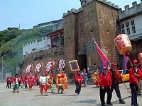 馬祖境天后宮到東引鄉進行清道儀式,正式開啟2004年媽祖文化節的序幕。 (圖/文:陳其敏)