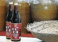 　馬祖酒廠推出窖藏「八八坑道」十五年瓶裝陳年老酒，以古法歷經十二道手續與四大階段釀造罈罈玉泉美酒。（圖／文：張登傑）
