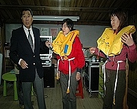 資深機師邱垂宇現場講解飛安及示範。(牛角社區協會提供)
