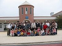 　省主席顏忠誠、秘書長翁明志、縣長陳雪生與東莒國小師生合影。（圖／文：林冰芳）