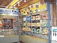 　橋仔漁產品加工所完成商品展示區規劃。（圖／文：陳鵬雄）