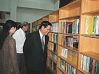 　福建省主席顏忠誠昨日下午前往九十三年度政府出版品縣市巡迴展佈置現場慰勞工作人員的辛勞。（圖：連江縣政府提供）