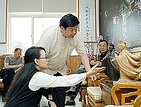 　琉璃工房楊惠珊、張毅等人來馬祖與縣長陳雪生針對媽祖巨神像進行討論。（圖／文：張登傑）