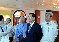 省主席顏忠誠參觀馬祖民俗文物館,仔細聆聽解說,也對館內豐富典藏與陳設表示肯定。(圖/文:曹重偉)