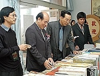 　九十三年度政府出版品縣市巡迴展昨日上午九時舉行開幕剪綵活動，研考會副主委蔡丁貴與副縣長徐文吉，歡迎鄉親前往文化局讀好書、買好書。（圖／文：張登傑）