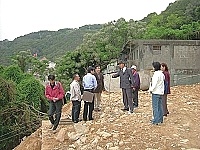 　縣議員劉榮華邀集西莒衛生所工程相關人員現地重新勘察。（圖／文：陳樂團）