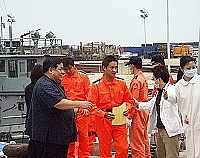 　被挾持的馬祖海巡隊廖慶麟、陳厚昌兩隊員，昨天上午由議長陳振清前往協調，順利將人接回福澳港。（圖／文：曹重偉）