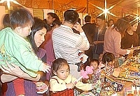 　台灣二十幾家廠商聯合到馬祖舉行商展夜市，人潮擠到不行，不過卻引發違法設攤的爭議。（圖／文：張登傑）