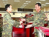 司令陸中將致贈獎狀表揚四月份優秀士官兵。【圖／文：蘇晉正】