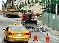 　民眾說，怎麼山隴至中隴馬路老是被「開刀」？中華電信表示，是要趕在新路面鋪設前，進行埋設工作，避免日完工後對新路面的破壞。（圖／文：張登傑）