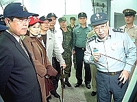 立法院國防委員秦慧珠等一行人到東引考察,副參謀總長朱凱生上將親自做簡報。(圖/文:陳其敏)