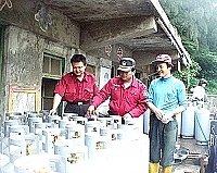 　福安瓦斯行引進二百多具全新鋼瓶，由消防局人員逐瓶檢查經濟部核發的檢驗卡後，順利通過檢驗正式「服役」。（圖／文：曹重偉）