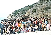 　東莒國小在校長曹常添的帶領下，昨日來南竿舉行親子校外教學，近百人的隊伍，不論走到哪裡都相當引人注目。（圖／文：張登傑）