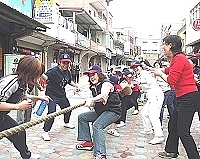 　北竿社區媽媽趣味競賽拔河壓軸，高潮不斷。（圖／文：陳鵬雄）