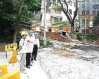　聚英路工程現封閉台銀至介壽路口路段施工，縣長陳雪生、工務局長劉潤南等人員前往現勘，並就多項周邊設施提出建議。（圖／文：曹重偉）