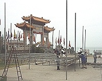　頗受鄉親喜愛的閩劇再度登場，主辦單位正在馬祖村廣場積極進行舞台搭架、佈置等工作。（圖／文：曹重偉）