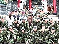 立院國防委員會日前蒞抵馬祖瞭解官兵生活,並與弟兄熱情合影留念。【圖/文:呂忠訓】
