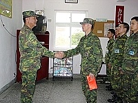 　馬防部司令陸中將致贈部隊加菜金，慰勉官兵於選務期間堅守崗位之辛勞。【圖／文：蘇晉正】